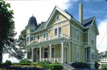 опрятный двухэтажный дом с отделкой бежевым деревянным сайдингом